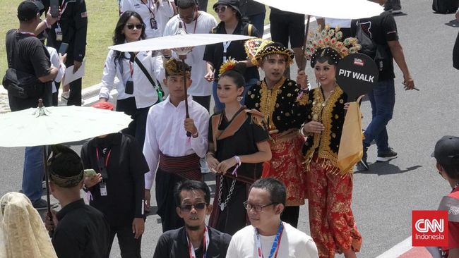 Beberapa pembalap WSBK ikut mencoba beraksi dan menari dalam acara karnaval kebudayaan di Pantai Kuta, Lombok, Rabu (1/3).